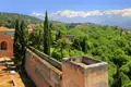 Panoramablick von der Alhambra auf die grüne Umgebung und die schneebedeckten Gipfel der Sierra Nevada