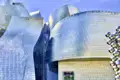 Unsere Studiosus-Reise durch die Pyrenäen beginnt in Bilbao – mit einem Besuch des weltberühmten Guggenheim-Museums. Die eindrucksvolle Außenansicht des von Stararchitekt Frank Gehry entworfenen Museums mit seinen geschwungenen Titanfassaden ist ein Highlight moderner Architektur und ein Symbol für den kulturellen Wandel der Stadt.