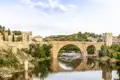 Hoch über dem Río Tajo mit der malerischen Bogenbrücke San Martín thront die historische Stadt Toledo (UNESCO-Weltkulturerbe). Auf unserer Studienreise durch Kastilien und die Extremadura  tauchen Sie ein in die faszinierende Geschichte: Ihre Reiseleiterin führt Sie durch das verwinkelte Gassengewirr, zur beeindruckenden Kathedrale und zu einer der historischen Synagogen.