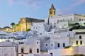 Weiße Häuser und eine Kirche in der andalusischen Stadt Vejer de la Frontera bei Dämmerung