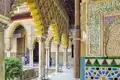 Kunstvolle Säulen, Bögen und dekorativen Fliesen im Patio de las Doncellas, im Mädchenhof, des Palastes Real Alcázar, dem mittelalterlichen Königspalast in Sevilla