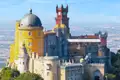 Auf unserer Studienreise zu Portugals Höhepunkten besichtigen wir auch Sintra. Zwar nicht das hier abgebildete Bergschloss Palácio da Pena, früher die Sommerfrische des portugiesischen Königshauses, aber den Nationalpalast im Ort.