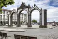 Das ehemalige Stadttor von Ponta Delgada besteht aus drei imposanten Bögen aus Basaltstein. Sie sind mit symbolischen Elementen wie dem königlichen Wappen und dem Stadtwappen verziert und das Wahrzeichen der Stadt.