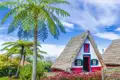 Auf unserer Rundreise auf Madeira besuchen wir u.a. das kleine Dorf Santana, bekannt für seine wunderlichen, hübschen strohgedeckten Häuser.