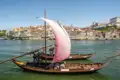 Auf unserer Rundreise wohnen wir zentral in Porto und erkunden die Stadt. Auf dem Fluss Douro treiben auch heute noch die traditionellen Segelboote, mit denen früher der Portwein transportiert wurde.