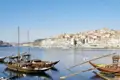 Auf unserer Gruppeneise durch Portugal unternehmen wir eine Bootstour auf dem Douro in Porto, vorbei an historischen Portweinschiffen, auch Rabelos genannt, mit denen früher die süße Spezialität den Douro herunter transportiert wurde.