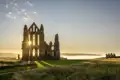 Auf unserer Rundreise durch Nordengland mit Lake District sehen Sie unter anderem die geheimnisvolle Ruine von Whitby Abbey.