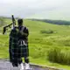 Ob in der Natur oder in den Städten: Überall begegnet uns auf unserer Schottland-Rundreise die schottische Kultur in Form ihrer Menschen. Diese kleiden sich gerne traditionell, wie der Herr hier, der Kilt trägt und Dudelsack spielt.