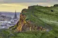 Der Charme von Edinburgh, eine Station unserer Gruppenreise durch Schottland, besteht darin, dass man vom urbanen Stadtzentrum mit seinen grauen Häusern sehr schnell im Grünen ist.
