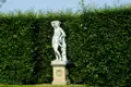 Auf unserer Studienreise nach Südengland besuchen wir den von der Schriftstellerin Victoria Sackville-West angelegten Garten von Sissinghurst, wo Sie sich von Statuen und Gartenkunst inmitten purer Natur inspirieren lassen können.