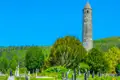 Auf unserer Rundreise durch Irland sehen wir das grüne Tal von Glendalough. Hier gründete der heilige Kevin ein Kloster, dessen markanter Rundturm noch heute weithin sichtbares Wahrzeichen ist.