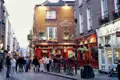 Auch die irische Pubkultur erkunden wir auf unserer Rundreise durch Irland und Nordirland ausgiebeig, zum Beispiel im historischen Pub "The Temple Bar" in Dublin, erbaut 1840, Sie ist immer gut besucht.