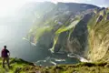 Auf unsrere Rundreise durch Irland und Nordirland unternehmen wir leichte, aber dennoch spektakuläre Wanderungen, z.B. am Slieve League im County Donegal mit Blick auf die steilen Klippen und das Meer.