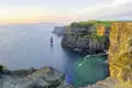 Ein Blick auf die berühmten Klippen von Moher an der Westküste von Irland. Diese und viele weitere Sehenswürdigkeiten werden auf der zwölftägigen Studienreise Irland - mit Muße entdeckt.