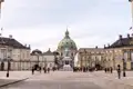 Unsere Studiosus Rundreise zu den skandinavischen Hauptstädten führt Sie zu den schönsten Sehenswürdigkeiten, wie hier zum Schloss Amalienborg in Kopenhagen.