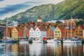 Während unseres Aufenthaltes in Bergen spazieren wir durch das historische Hanseviertel Bryggen.