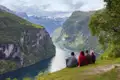 Am Geirangerfjord liegt uns die Pracht der Naturwunder zu Füßen. Auf unserer Rundreise erleben wir die Welt der Fjorde in Norwegen mit Studiosus-Reiseleitung.