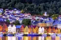 Im norwegischen Bergen besuchen wir auf dieser Studienreise auch das berühmte Holzhausviertel Bryggen.