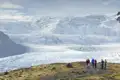 Während der  Rundreise mit Studiosus durch Island spazieren wir an der Gletscherlagune Fjallsarlon entlang. Im Hintergrund ist der mächtige Gletscher Vatnajökull zu sehen.