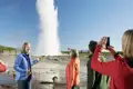 Ein Hightlight unserer Studienreise nach Island ist der Geysir Strokkur, der regelmäßig Wasserfontänen spuckt.