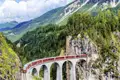 Spektakuläre Tunnels und Viadukte wie hier das Landwasserviadukt in Graubünden: Die Fahrt mit der Albula- und mit der Berninabahn ist eines der Highlights unserer Bahnreise durch die Schweiz.