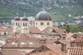 Die beeindruckende Altstadt von Kotor (UNESCO-Welterbe) und die markanten Kuppeln ihrer Kirche: einer der Höhepunkte unserer achttägigen Studienreise durch Montenegro.