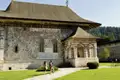 Auf der Studienreise durch Rumänien führt Sie Ihr Reiseleiter zu den kulturellen Highlights, wie den weltberühmten Moldauklöstern mit ihren bunten Freskenmalereien. Hier im Bild: Kloster Sucevita.