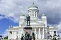 Auf unserer Rundreise durch das Baltikum wartet In Helsinki der Senatsplatz mit seinem strahlend weißen Dom auf uns.