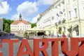 Der Rathausplatz in Tartu mit dem historischen Rathausgebäude und dem modernen STARTUP-Schriftzug, der die aufstrebende Startup-Szene der Stadt symbolisiert.