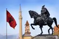 Auf unserer Rundreise durch Albanien begegnet uns der Name Skanderbeg immer wieder. Hier in Tirana sehen wir eine große Reiterstatue des albanischen Nationalhelden.