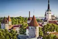 Auf unserer Rundreise durch das Baltikum präsentiert sich Ihnen u. a. das beeindruckende Tallinn mit seinen mittelalterlichen Mauern und der Olaikirche.