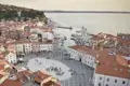 Panoramablick auf den Tartini-Platz, die umliegenden Gebäude und den Hafen von Piran an der slowenischen Küste. Hier beziehen wir Quartier bei der Studienreise im Komfortbus nach Slowenien und Istrien.
