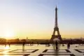 Eiffelturm in Paris bei Sonnenaufgang