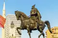 Der Nationalheld Skanderbeg reitet stolz über den zentralen Platz in Tirana. Wir betrachten das Reiterstandbild und die Et'hem-Bey-Moschee auf unserem Spaziergang über den zentralen Platz der Stadt, in der wir gemeinsam mit anderen Singles und Alleinreisenden Silvester feiern.