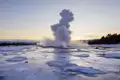 Die Erde unter Island brodelt. Der Gysir Strokkur schießt regelmäßige Dampfwolken gen Himmel. Ein Spektakel, das wir auf unserer Silvesterreise erleben werden.