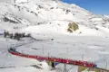 Auf unserer Gruppenreise darf natürlich eine Fahrt mit dem berühmten Bernina Express nicht fehlen! Auf unserer Fahrt mit dem Zug bestauenen wir aus dem Fenster die verschneiten Landschaften
