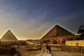 Zu unserer Reise nach Ägypten für Singles und Alleinreisende gehört der Besuch des Sphinx, der  Chefren- und der Cheopspyramide. Die untergehende Sonne taucht Landschaft und Bauten in ein eindrucksvolles Licht.