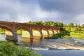 Bestaunen Sie auf dieser smart&small-Rundreise durch das Baltikum faszinierende Architektur, hier etwa die historische Backsteinbrücke über die Venta im beschaulichen lettischen Städtchen Kuldiga.