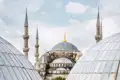 Werfen Sie auf Ihrer Event-Reise nach Istanbul zwichen den Kuppeln der Hagia Sophia einen Blick auf die Blaue Moschee.