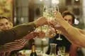 Stoßen wir gemeinsam als Gruppe bei einem Silvester-Dinner mit Sekt auf das neu Jahr an!