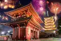 Auf unserer Silvesterreise durch Japan starten wir mit einem bunten Feuerwerk beim Sensoji Tempel in das neue Jahr