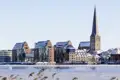 Genießen Sie auf Ihrer Silvesterreise den verschneiten Ausblick auf die Uferpromenade Rostocks.