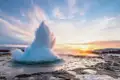 Auf unserer Reise nach Island bestaunen wir den Geysir Strokkur, der  in regelmäßigen Abständen ausbricht.