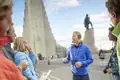 Studiosus-Reiseleiter erklärt einer Reisegruppe die Sehenswürdigkeiten vor der Hallgrimskirche in Reykjavik. Ein tolles Erlebnis jeder Gruppenreise nach Island.