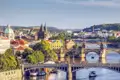 Bei Ihrer Reise nach Prag können Sie sich auf das Panorama mit Blick auf die Moldau, die Karlsbrücke und die historischen Bauten am Ufer freuen.