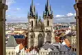 Ein Blick auf die gotische Teynkirche, ein Höhepunkt der Stadtführung durch die Prager Altstadt, die als Leistung in der Reise inkludiert ist.