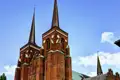 Die roten Backsteintürme des Doms zu Roskilde, ein im Reiseverlauf vorgesehener Besichtigungspunkt.
