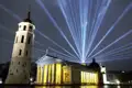 Die Kathedrale von Vilnius und der Glockenturm bei Nacht, beleuchtet von einer Lichtershow, ein Programmpunkt der Reise, der im Reiseverlauf enthalten ist.