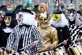 Eine Gruppe maskierter Tambouren in Kostümen trommelt während der Basler Fasnacht, einem zentralen Erlebnis dieser Eventreise mit Studiosus in die Schweiz.