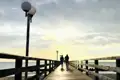 Auf unserer Gruppenreise mit Studiosus spazieren wir über eine Seebrücke bei Sonnenuntergang, an der Ostsee